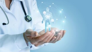 Das medizinische Personal zeigt dem Patienten die wichtigsten Symptome auf.