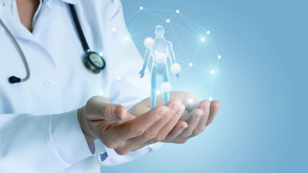 Das medizinische Personal zeigt dem Patienten die wichtigsten Symptome auf.