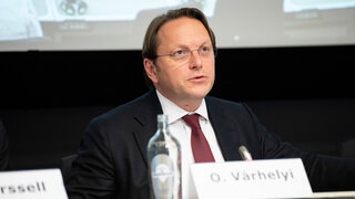 Olivér Várhelyi Oliver Varhelyi