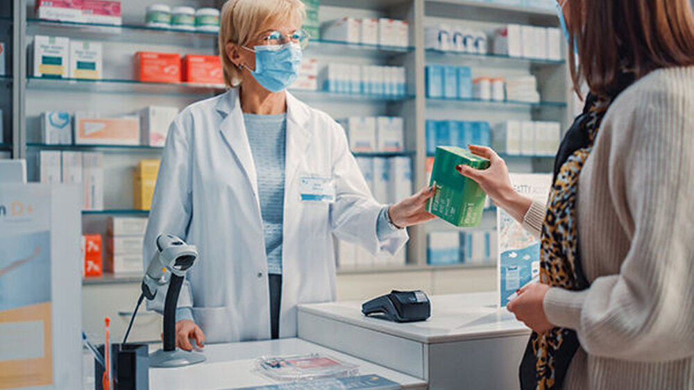 Gemäß Schiedsentscheid können die Apotheken ab sofort fünf pharmazeutische Dienstleistungen anbieten. Rechtliche Grundlage der pharmazeutischen Dienstleistungen ist das 2020 in Kraft getretene Vor-Ort-Apotheken-Stärkungsgesetz (VOASG).