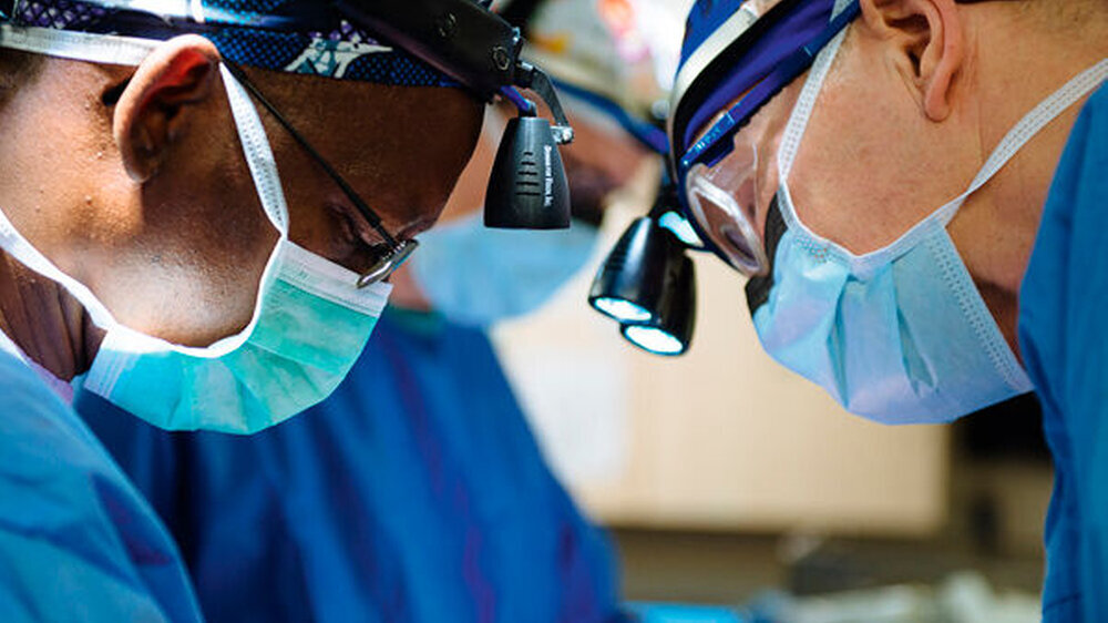 Prof. Raphiou Diallo und Dr. Gary Parker bei der Operation\r\n