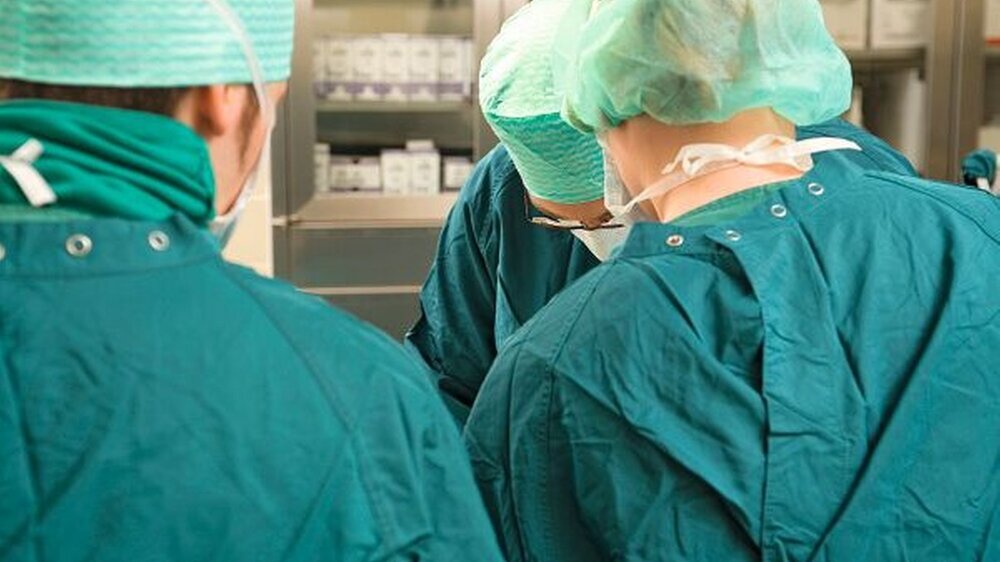 Eine gute Ausbildung, ein strukturiertes Weiterbildungsangebot und familienfreundliche Arbeitsbedingungen – damit kann eine Klinik beim ärztlichen Nachwuchs punkten.