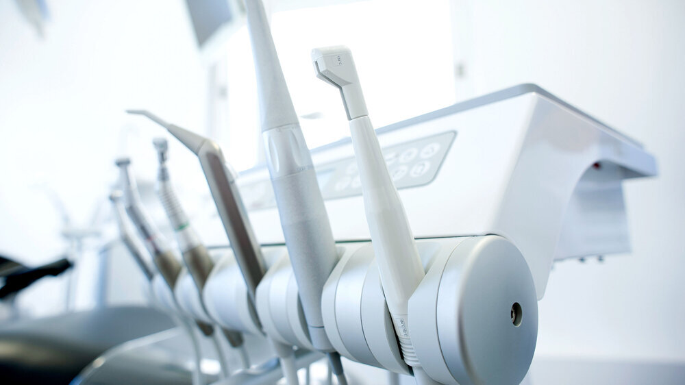 Zahnarztstuhl in Zahnarztpraxis, Dental Instrumente mit medizinischen Geräten Zahnarztstuhl in Zahnarztpraxis, Dental Instrumente mit medizinischen Geräten