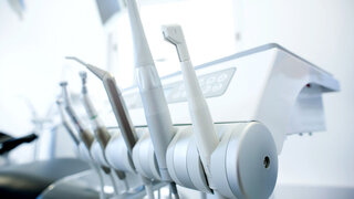Zahnarztstuhl in Zahnarztpraxis, Dental Instrumente mit medizinischen Geräten