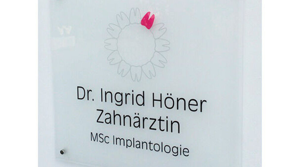 Nach 25-jähriger Praxisgemeinschaft mit einem Kollegen hat sich Dr. Ingrid Höner im August 2012 dazu entschlossen, sich nicht weit entfernt von ihrem ursprünglichen Standort allein niederzulassen.