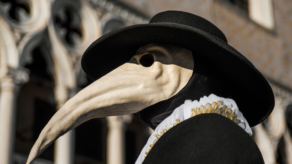 Der Schwarze Tod, die größte Pandemie in der Menschheitsgeschichte, wurde durch das Bakterium Yersinia pestis verursacht und wütete in Europa zwischen 1346 und 1353. Er hatte immense demografische und gesellschaftliche Auswirkungen, doch seine Ursprün