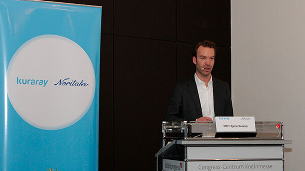 Björn Roland, MDT, stellte die neue Farbenvielfalt des Katana Zirconia HTML vor: Statt in sechs Varianten wurde die Skala auf 14 Farben erweitert.