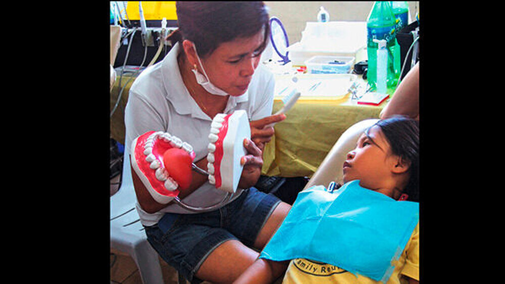 Prophylaxe-Schulungen sind auf den Philippinen von elementarer Bedeutung. Die Hilfsorganisation „Rise Above Foundation“ bildet vor Ort Helfer aus, um die Zahnärzte kompetent unterstützen zu können.