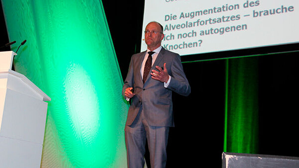 Prof. Dr. Henning Schliephake, Direktor der Abteilung für Mund-, Kiefer- und Gesichtschirurgie der Universität Göttingen, referierte zum Thema „Die Augmentation des Alveolarfortsatzes - brauche ich immer autogenen Knochen?“. Immer wieder bestehe in