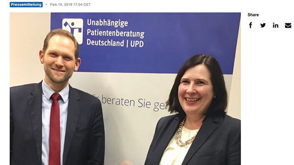 UPD-Geschäftsführer Thorben Krumwiede begrüßt die Patientenbeauftragte Prof. Dr. Claudia Schmidtke, die in der UPD mal nach dem Rechten sehen wollte.