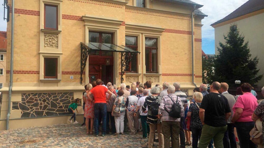 "Zwischen 13 und 17 Uhr kamen sage und schreibe rund 650 Personen", schreibt Schneeweiß den zm. Im Halbstunden-Rhythmus wurden sie durch die zukünftige Praxis geführt, begleitet von Informationen rund um die Sanierung des Objekts. Das Haus hatte der Unternehmer Martin Steudner inklusive Seitengebäude und Gartenhaus 1894 bis 1898 durch den Architekten Michael Köberlein errichten lassen. Nicht nur in Gera ist das Gebäude unter dem Namen "Villa Steudner" ein Begriff.