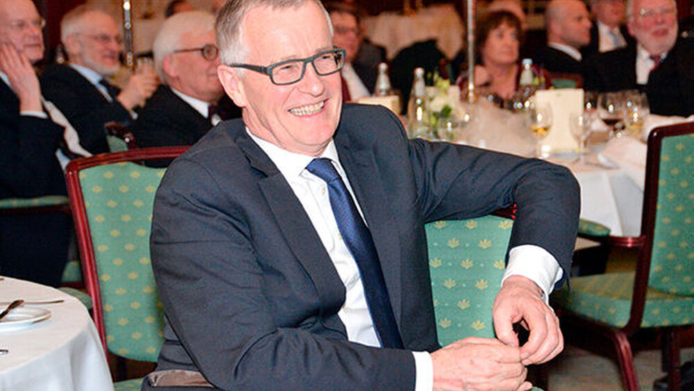 KZBV-Vize Dr. Jürgen Fedderwitz amüsiert sich über die Ausführungen des Festredners Prof. Gerald Wolf. |
