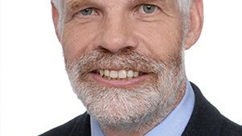 Prof. Dr. Ulrich Schiffner - Studium der Zahnheilkunde an der Universität Hamburg, 1980 Approbation, 1981 Promotion, seit 1982 am Zentrum ZMK des UKE, 1988 bis 1992 Vorstandsmitglied der Deutschen Gesellschaft für Zahnerhaltung DGZ, 1993 Habilitation, 1994 Oberarzt, 1996 Professur, 2002 bis 2006 1. Vorsitzender des AK für Epidemiologie und Public Health der DGZMK, 2004–2008 Präsident der Deutschen Gesellschaft für Kinderzahnheilkunde DGK, seit 2008 Fortbildungsreferent der Deutschen Gesellschaft für Kinderzahnheilkunde. Fortbildungskurse zur Kariesprävention Forschungsschwerpunkte: Kariesätiologie und -prophylaxe, Epidemiologie, Deutsche Mundgesundheitsstudien |