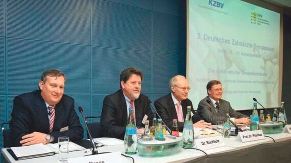Die Expertenrunde: Gastgeber Dr. Günther Buchholz und Prof. Rainer Pitschas (Mitte) mit Dirk Drees, Ex-Geschäftsführer der gematik (li.) und Norbert Paland aus dem BMG (re.).