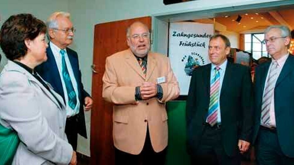 Waren sich einig über die Rolle der Eltern bei der Zahngesundheitserziehung: Landrätin Sabine Röhl, Landeselternsprecher Dieter Dornbusch, LAGZ-Vorsitzender Sanitätsrat Dr. Helmut Stein, Bad Dürkheims Bürgermeister Wolfgang Lutz und Sanitätsrat Dr.