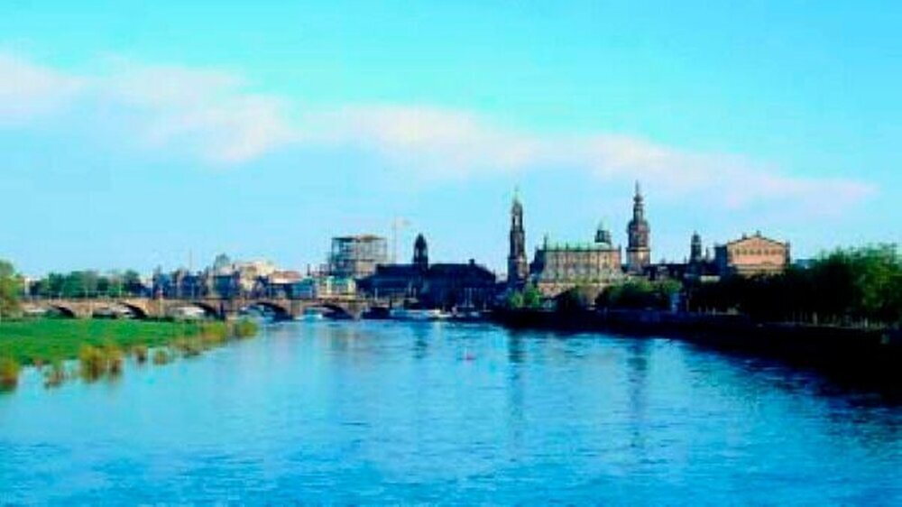 Ein Blick vom Fluss auf das „Elb-Florenz“, im Hintergrund die Frauenkirche.