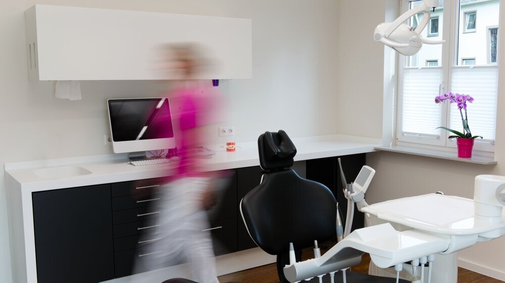 zahnärztin geht durch behandlungszimmer zahnärztin geht durch behandlungszimmer
