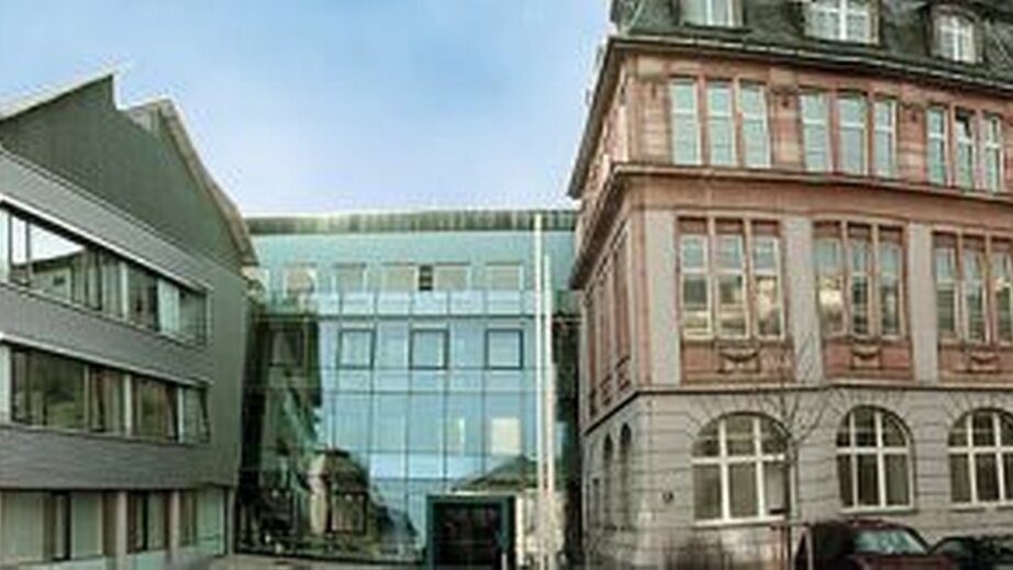 Abbildung 4: Frontalansicht der Würzburger Zahnklinik im Jahr 2001. Rechts ist der Bau aus dem Jahr 1912, in der Mitte der Rest aus der ersten Erweiterung von 1962 und links der im Jahr 2000 bezogene Bauteil 1 der zweiten Erweiterung zu erkennen. |