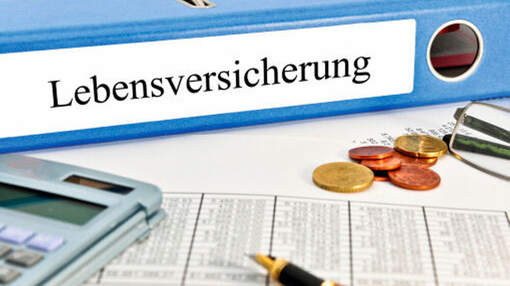 Genau nachrechnen heißt es bei den Angeboten der Lebensversicherer. In den Augen von Verbraucherschützern kommen die neuen Produkte oftmals nicht gut weg.