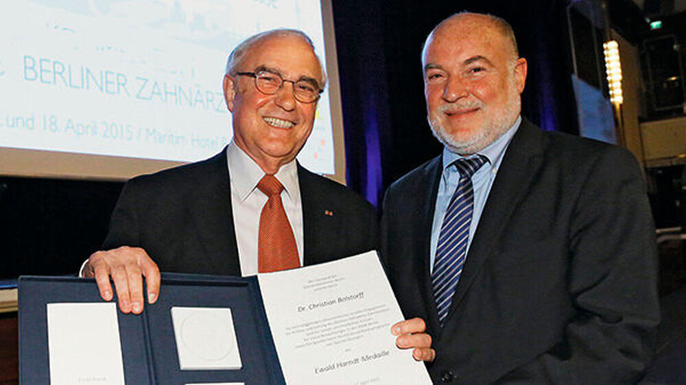 Preisträger Dr. Christian Bolstorff (l.) mit Dr. Wolfgang Schmiedel, Präsident der ZÄK Berlin.