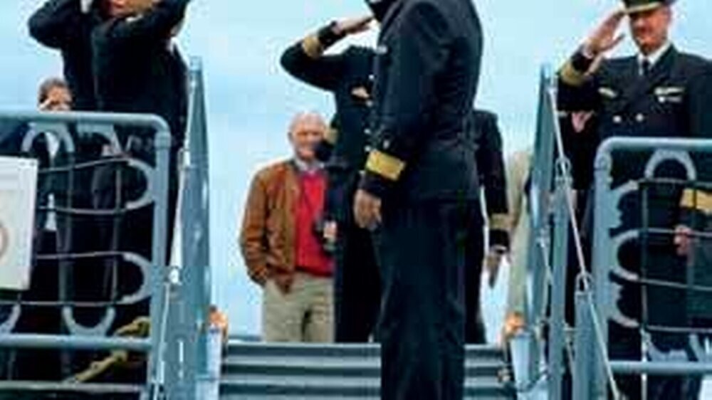 Gruß mit Blick zur Bundesflagge: Admiralarzt Dr. Wolfgang Barth, ranghöchster Zahnarzt der Bundeswehr, geht an Bord der Fregatte Karlsruhe.