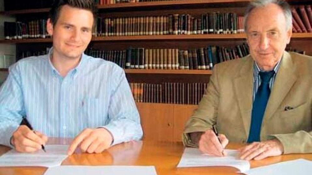 Unterzeichnung der Kooperationsvereinbarung zwischen BZÄK und BdZM in der BZÄK-Geschäftsstelle im Berliner Borsighaus: BZÄK-Präsident Dr. Dr. Jürgen Weitkamp (r.) und Art Timmermeister, erster Vorsitzender des BdZM.