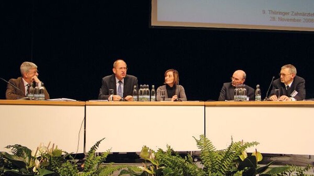 Diskutierten über den GOZ-Referentenentwurf: Dr. Karl-Heinz Sundmacher, Dr. Peter Engel, Moderatorin Christina Pöschel, Staatssekretär Dr. Falk Oesterheld und Dr. Andreas Wagner (v. l.)