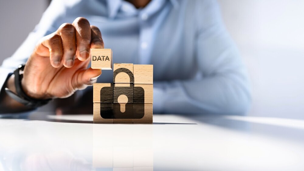 Person Holding Data Block Datenschutz DSGVO