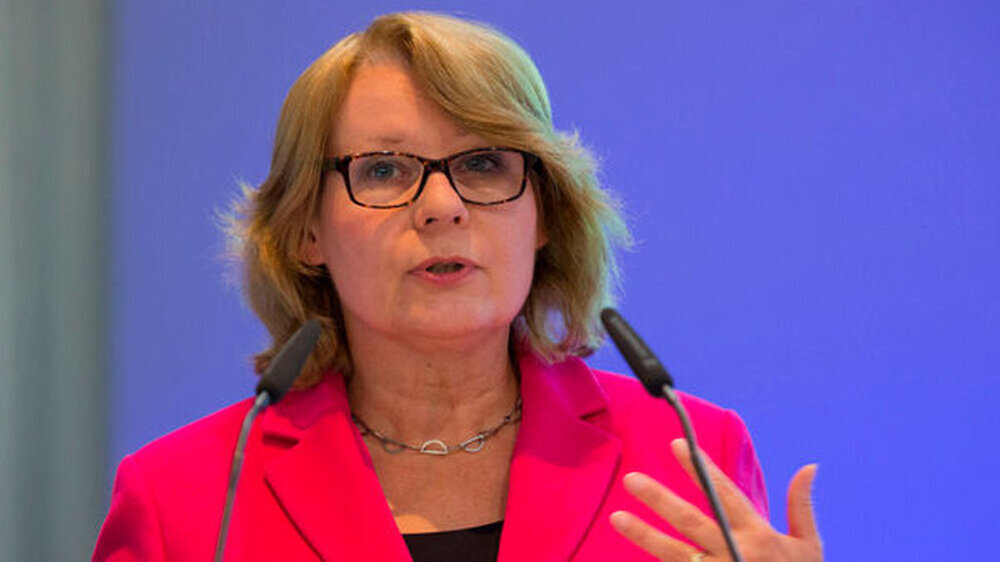 Die Hamburger Senatorin für Gesundheit und Verbraucherschutz, Cornelia Prüfer-Storcks, ging auf die zahnmedizinische Versorgung von Karieshochrisikokindern, Pflegebedürftigen und Menschen mit Behinderungen ein.