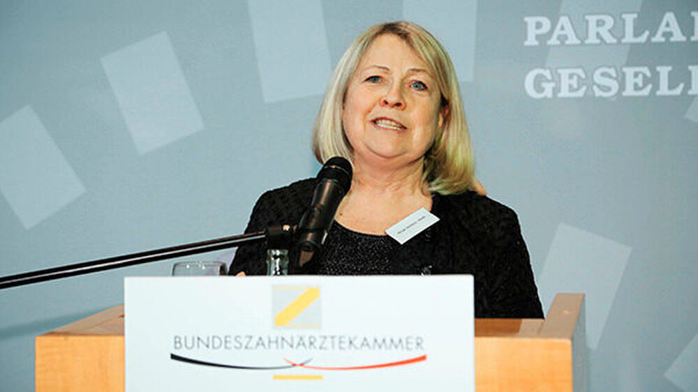 "Ihre Arbeit für die Kindermundgesundheit ist herausragend: Ich sehe in meiner Heimat Brandenburg, wie erfolgreich die Zahnarztbesuche in den Kitas sind und welche Resonanz der Tag der Zahngesundheit hat", sagte Birgit Wöllert (Die Linke, MdB). Sie verw