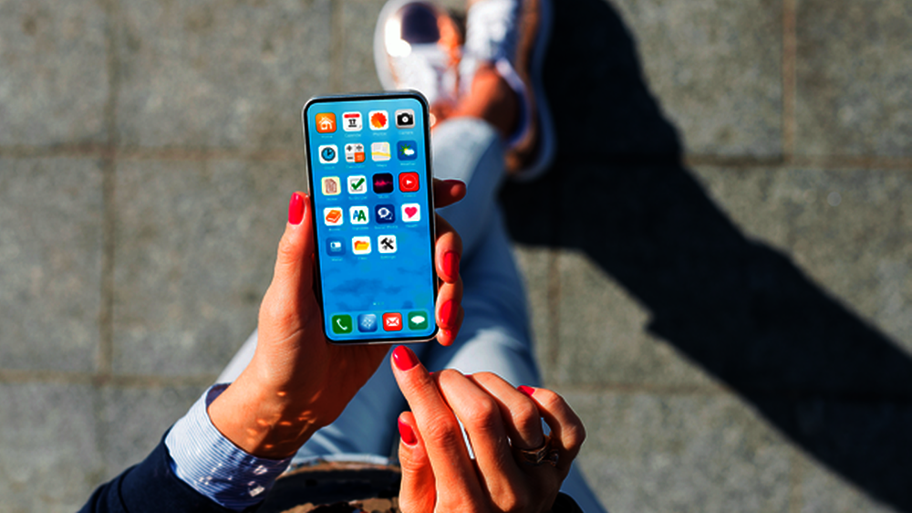 Smartphones sind fester Bestandteil unseres Alltags. Israelische Forscher fanden
jetzt heraus, dass die Nutzung zu temporomandibulären Dysfunktionen und Bruxismus führen kann.