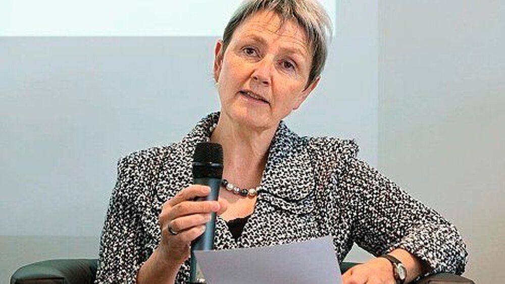 Dr. Ute Maier moderierte die Diskussion. Sie benannte folgende Kernfragen: Wie gehen wir als Berufsstand begleitend in den Prozess beim G-BA hinein? Wie positionieren wir uns zu der Methodenbewertung im Institut für Qualität und Wirtschaftlichkeit im Gesundheitswesen (IQWIG)? Oder: Wie kann die Sicherstellung der Behandlung und Nachsorge erfolgen? |