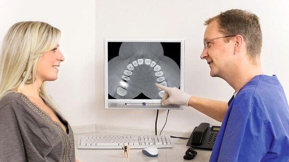 Vertrauen braucht Transparenz: Aufklärungsgespräch zwischen Zahnarzt und Patient.