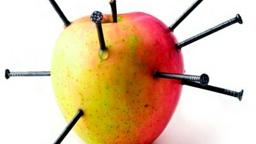 Es ist eine alte Mär, die besagt, Eisennägel über Nacht in einen Apfel gesteckt, wirken einem Eisenmangel entgegen. Heute weiß man mehr über die Substitution von resorbierbarem Eisen.