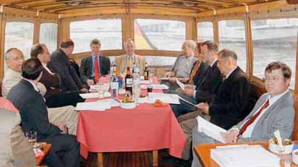 BZÄK-Präsident Dr. Dr. Jürgen Weitkamp (Mitte re.) und seine Vizes Dr. Dietmar Oesterreich (Mitte li.) und Prof. Dr. Wolfgang Sprekels (nicht im Bild) beantworten auf der Spree die Fragen der Presse.