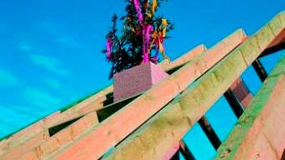 Das Richtfest ist wie ein Meilenstein beim Häuslebau – der falsche Bausparvertrag ein Klotz am Bein für die Praxisfinanzierung.