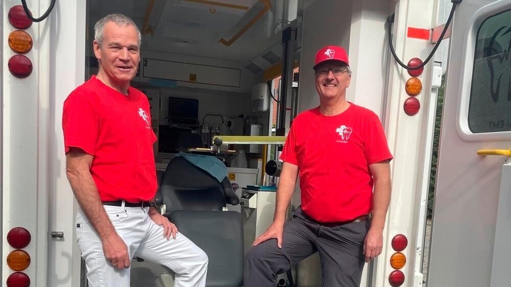 Die Zahnärzte Dr. Wilhelm Scheidtmann und Dr. Armin Reinartz beim Einsatz im Zahnmobil. Die Zahnärzte Dr. Wilhelm Scheidtmann und Dr. Armin Reinartz beim Einsatz im Zahnmobil.