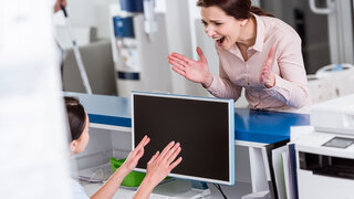 Aggressive Patientin schreibt Empfangsmitarbeiterin an.