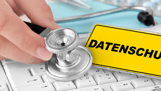 Medizin online Datenschutz mit PC und Stethoskop