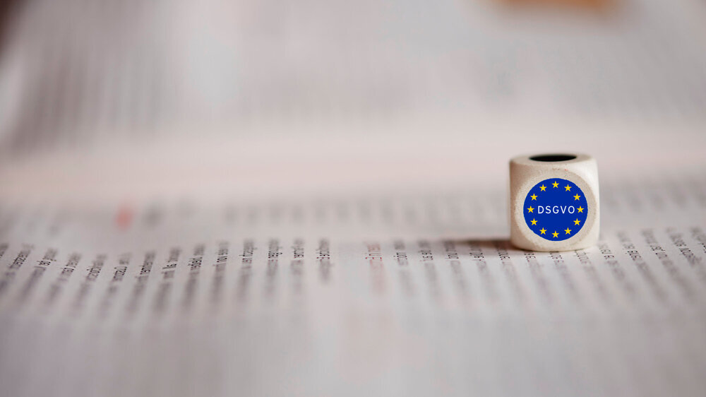 Zeitung mit Würfel Europarecht DSGVO 2