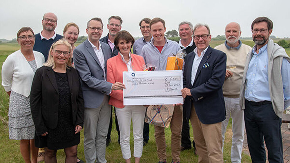 Die Gewinner des Charity-Turniers bei der Scheckübergabe - mit Bürgermeister der Gemeinde Sylt Nikolas Häckel (5. v. li.) und Kammerpräsident Dr. Michael Brandt (3. v. r.).