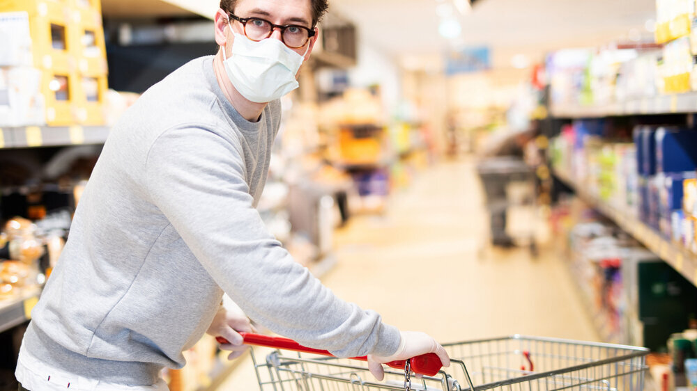 Gesundheits- und Pflegeverbände sehen den geplanten weitgehenden Wegfall der Corona-Maßnahmen ab dem 20. März mit Sorge. In einer Anhörung plädierten sie für die Beibehaltung des Maske-Tragens in öffentlichen Innenräumen und warnten vor einem föd
