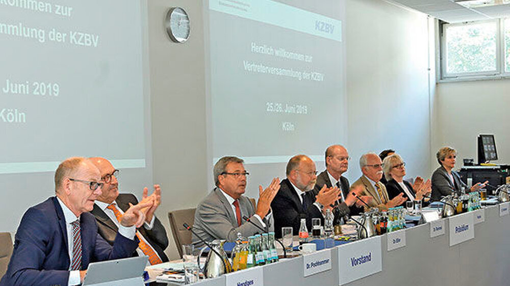 „Alles in allem sind wir im zahnärztlichen Bereich sehr gut aufgestellt.“ Der KZBV-Vorstand, der Vorstand der Vertreterversammlung und die Direktion.\r\n