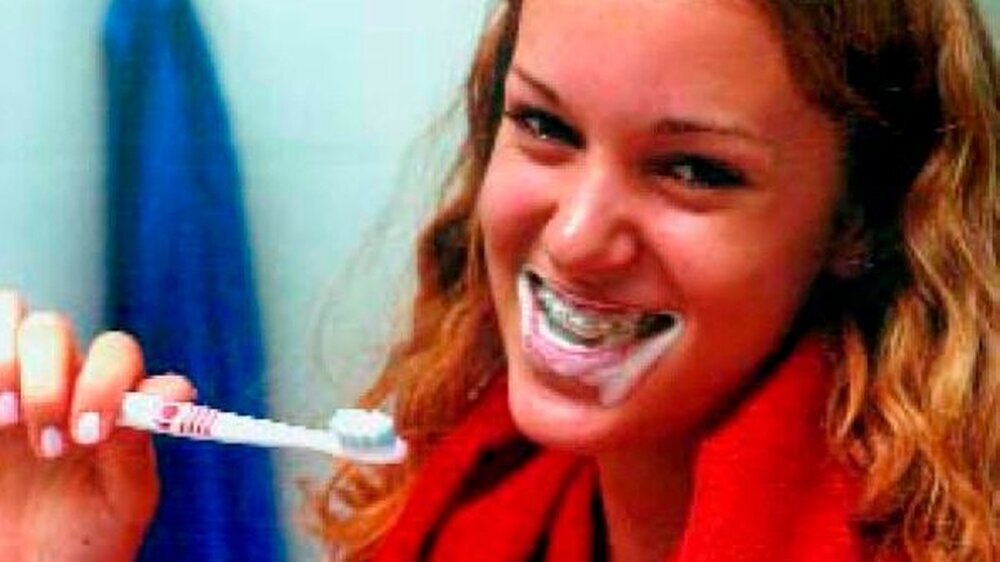 Heute wissen wir, dass der extreme Kariesrückgang vorwiegend am regelmäßigen Gebrauch fluoridierter Zahnpasta liegt.
