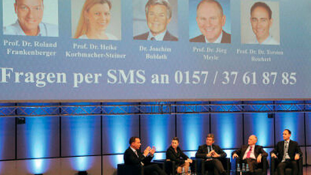 Prof. Dr. Roland Frankenberger, Prof. Dr. Heike Korbmacher-Steiner, Dr. Joachim Bublath, Prof. Dr. Jörg Meyle, Prof. Dr. Dr. Torsten Reichert (von links nach rechts) – sie stellten sich der Frage, ob eine Therapie allein durch ausreichende Prophylaxe ersetzt werden kann. |