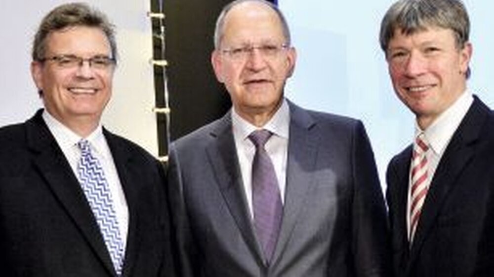 Von den Delegierten mit großer Mehrheit an der Spitze der Bundeszahnärztekammer bestätigt: Präsident Dr. Peter Engel (m.) mit den Vizepräsidenten Prof. Dr. Christoph Benz (l.) und Prof. Dr. Dietmar Oesterreich (r.)