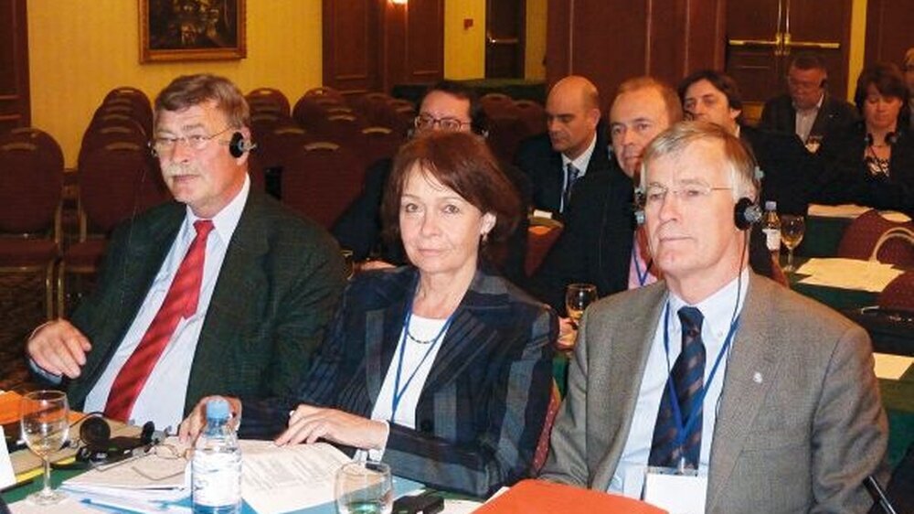 „ Die deutsche Delegation bei der ERO-Vollversammlung in Eriwan (v.l.n.r.): Prof. Dr. Wolfgang Sprekels und Barbara Bergmann-Krauss (beide BZÄK), der KZBV-Vorsitzende Dr. Jürgen Fedderwitz, ...\r\n\r\n