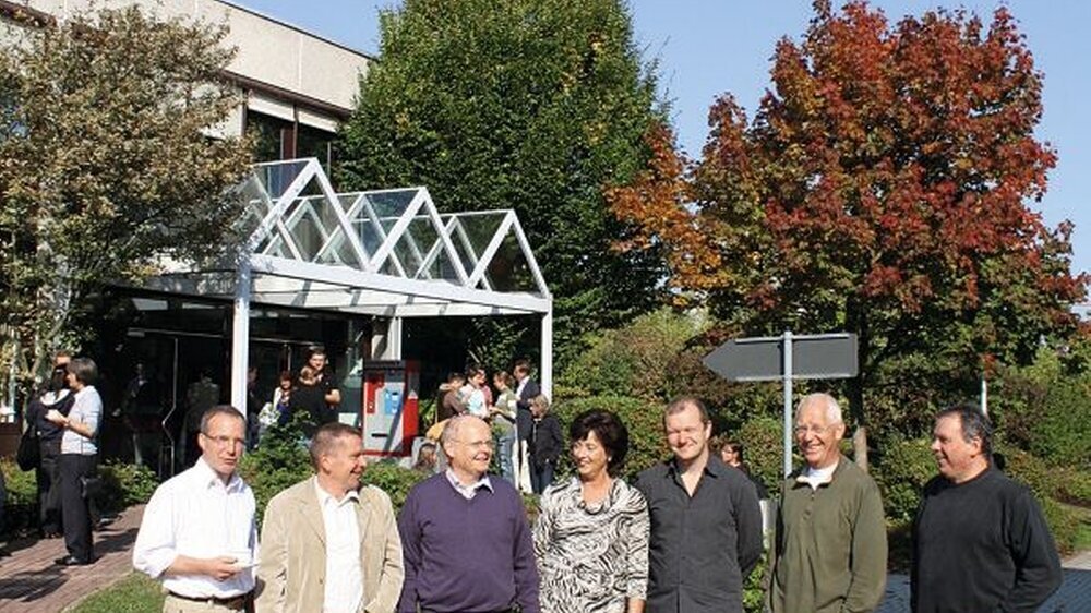 Außenimpression des Tagungsortes mit Teilnehmern während der Pause. Im Vordergrund: Absolventen des AKPP-Curriculums 2008/2009
