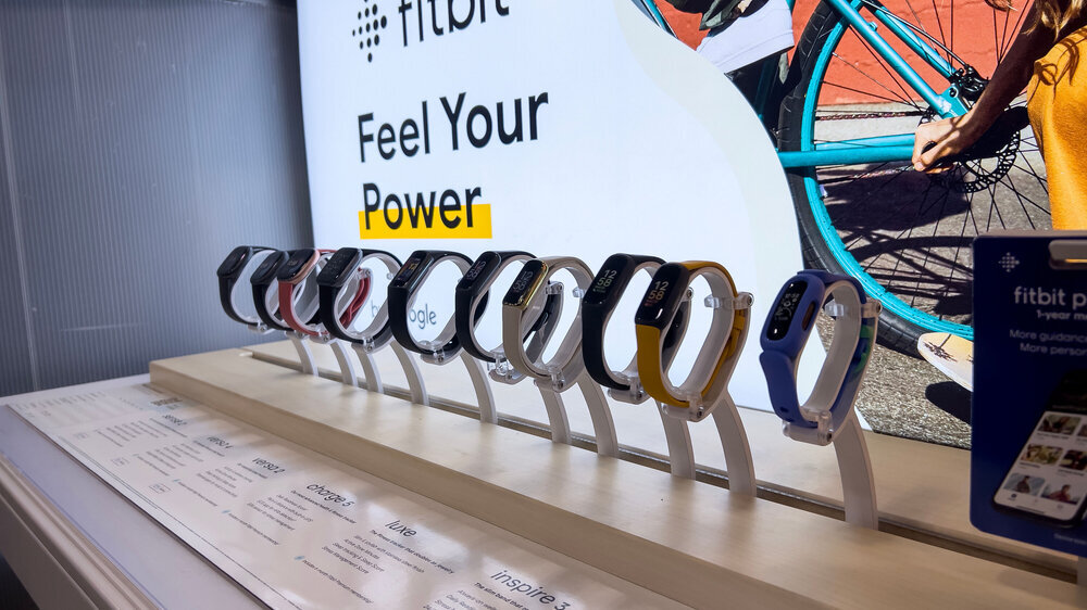 Stand mit fitbit-Gesundheitstrackern