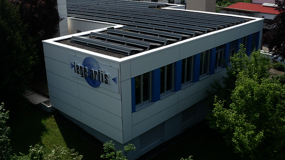 Die Firmenzentrale in Dettenhausen (bei Stuttgart) mit 287 Solarmodulen.